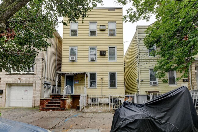 Building Photo - 37 Logan Ave