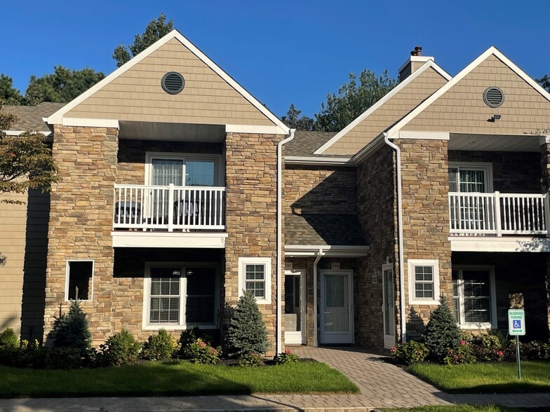 Fairfield Townhouses At Holbrook 1000 Saddle Rock Rd Holbrook NY