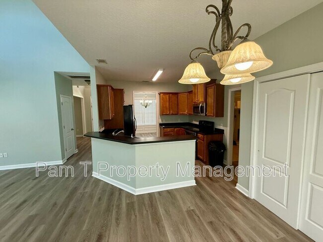 Building Photo - 674 Bristol Way