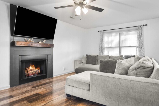 Building Photo - Pet Friendly Three Bedroom!