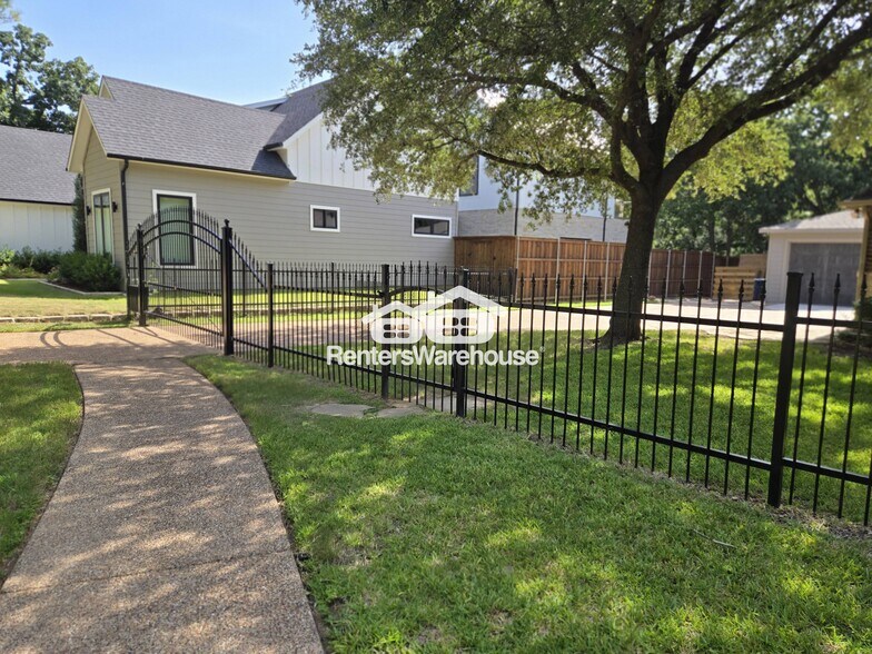 Building Photo - 5009 Bayberry St