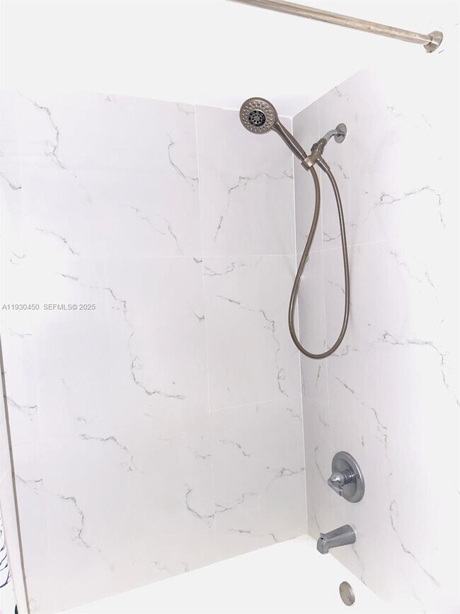 Building Photo - 1401 NE 191st St