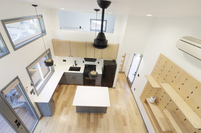 Building Photo - Unique Tiny Home in Hiatus neighborhood cl...