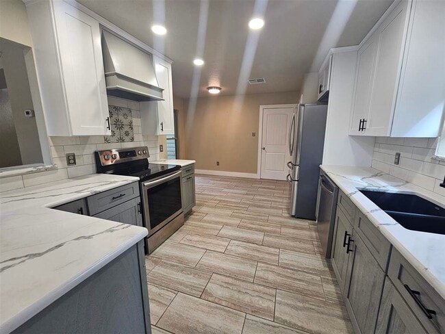 Building Photo - 2309 NE Turtle Creek Dr