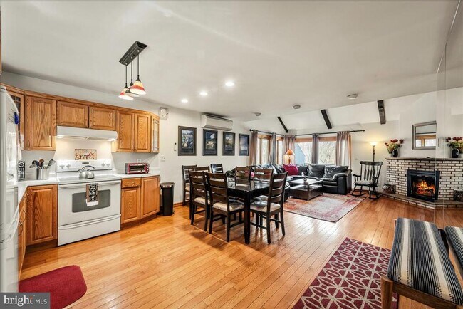 Building Photo - 31 Middle Village Way