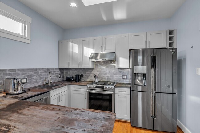 Building Photo - 340 W 17th St