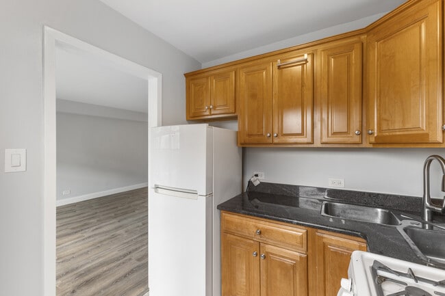 Building Photo - 5858 N Sheridan Rd