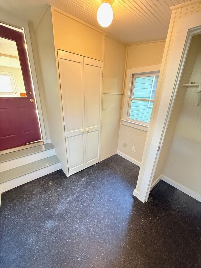 Building Photo - Normaltown Two Bedroom Cottage