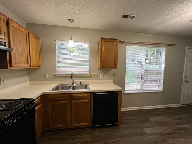Building Photo - 3 Bedroom, 2 Car Garage in Ridgewood