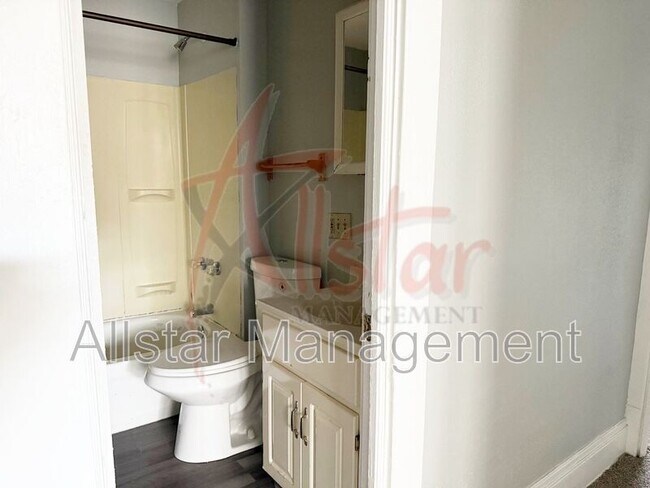 Building Photo - 3018 E 125th St