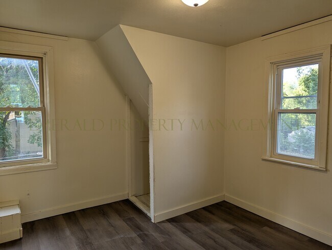 Building Photo - 1318 N Burbank Ave