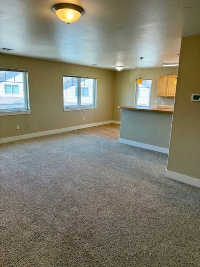Building Photo - 2 Bedroom 1 Bathroom Apartment  NEW PRICE UPDATE