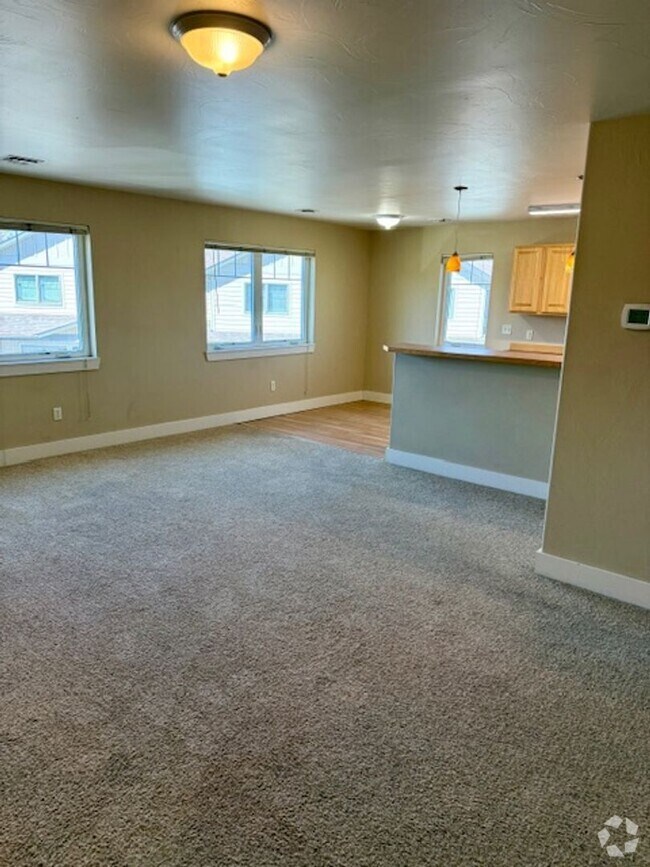 Building Photo - 2 Bedroom 1 Bathroom Apartment ** NEW PRIC...