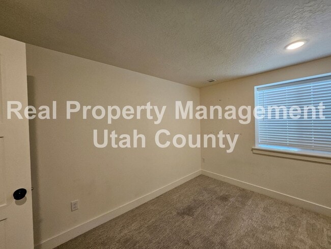 Building Photo - Provo Town home