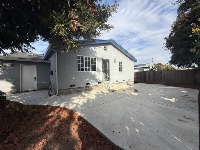 Building Photo - Nice and bright detached single-family res...