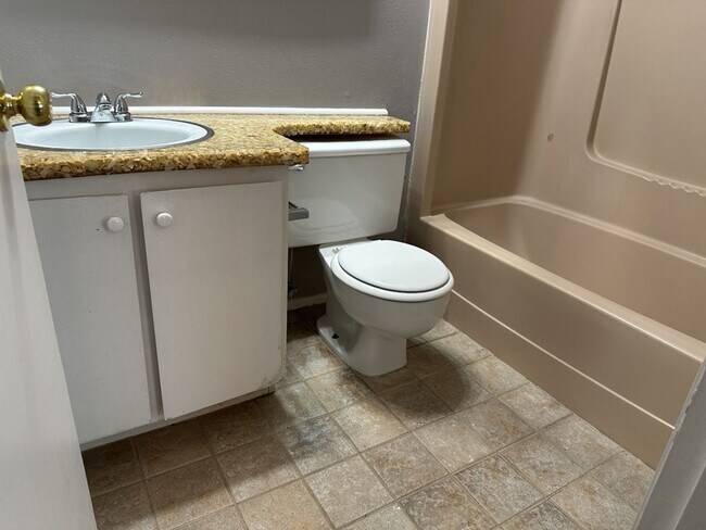 Building Photo - 11 Knollwood Cir