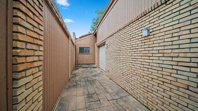 Building Photo - 12 Hallmark Dr