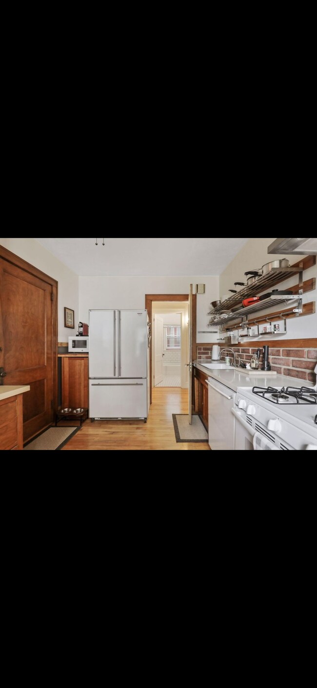 Kitchen - 138 Cecil St SE