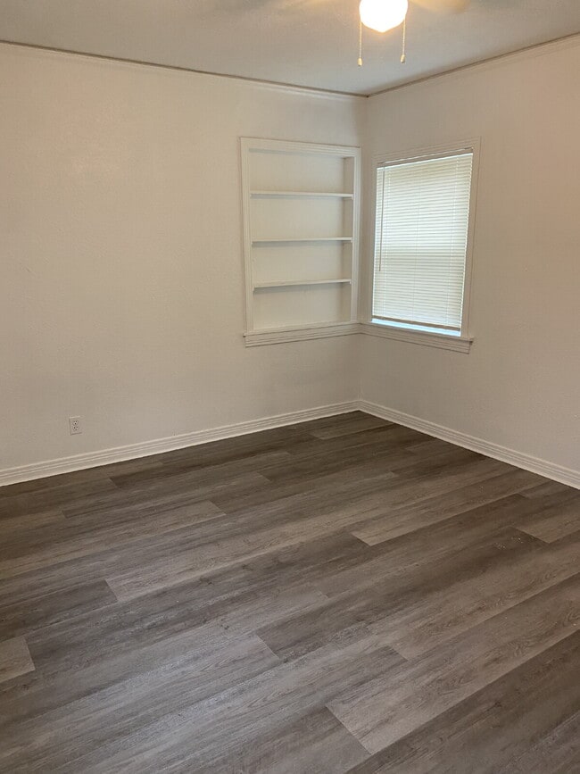 Building Photo - "Charming 3-Bed Oasis with 2 Full Baths in...