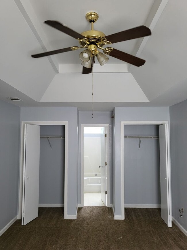 Building Photo - Single family home with covered front porc...
