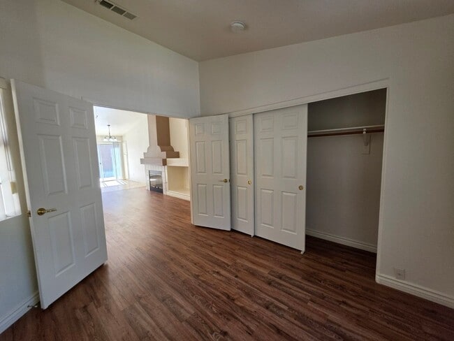 Building Photo - Beautiful Single Story Home