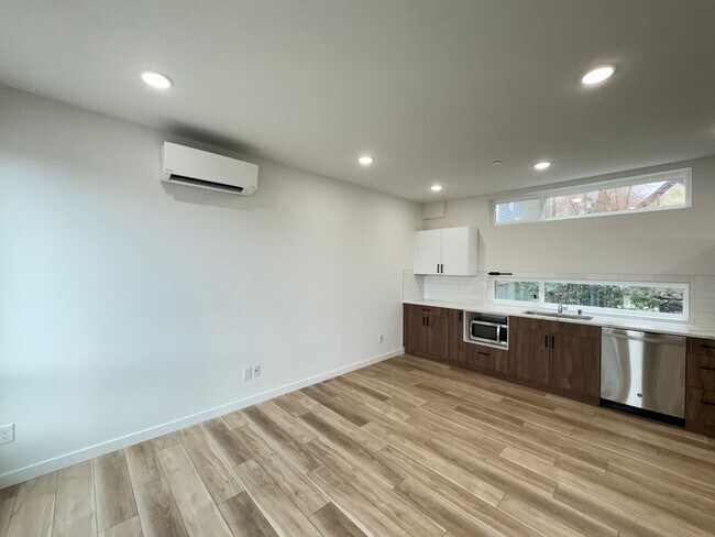 Building Photo - 3B3B cozy townhome