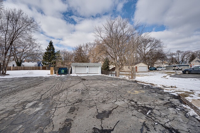 Building Photo - 426 N Lake St