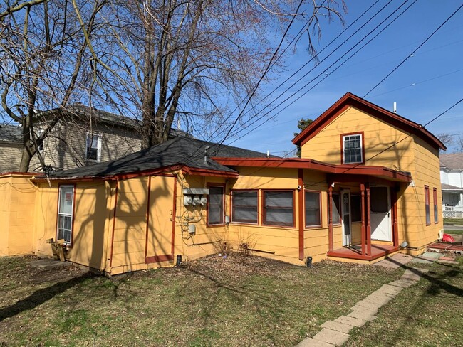 Building Photo - 413 Emmet St