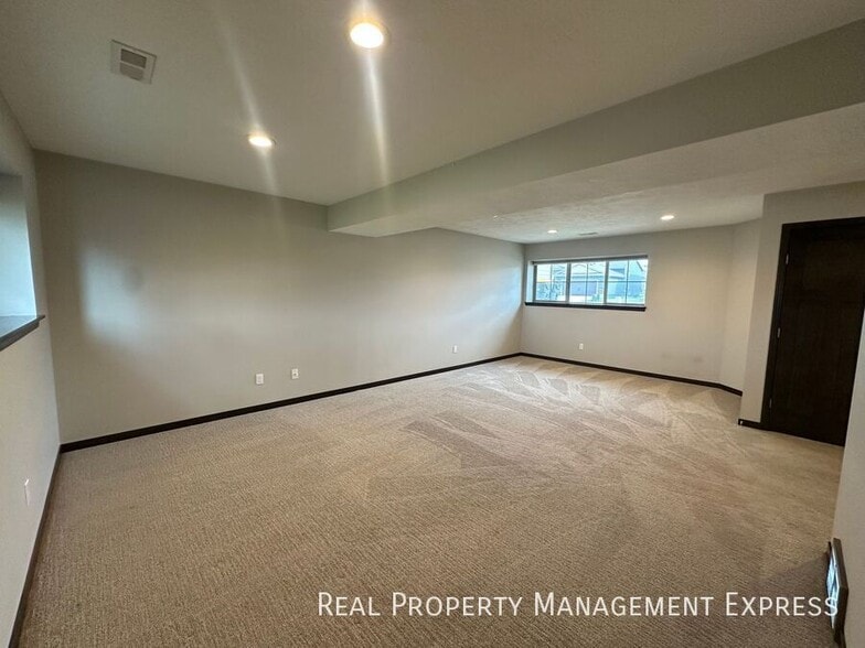 Building Photo - $500 OFF First Month's Rent! 4 Bed 3 Bath ...