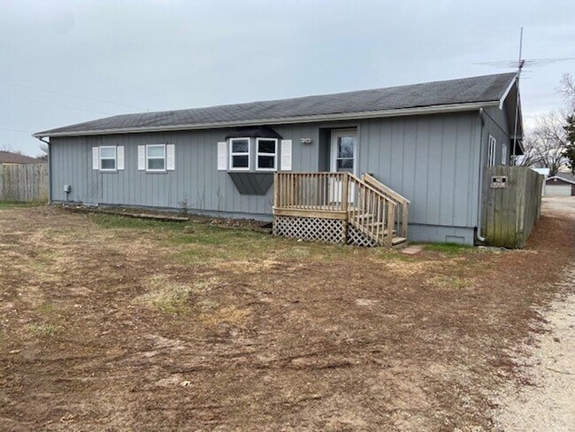 Building Photo - Single-Family Home in Hollister