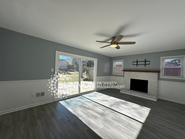 Building Photo - 4 Bedroom in Montclaire South