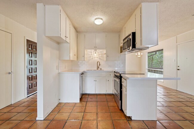 Building Photo - Available Now: Charming 3 Bed / 2 Bath in Rollingwood - Zoned to Eanes ISD - Large Yard