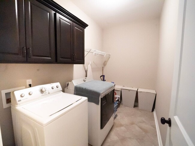 Building Photo - Elegant Richmond Hill Home with Screened Patio & Lagoon Views