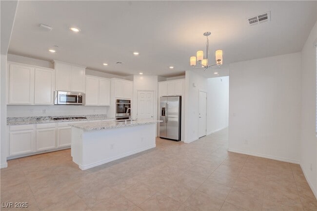 Building Photo - 882 Sycamore Falls St