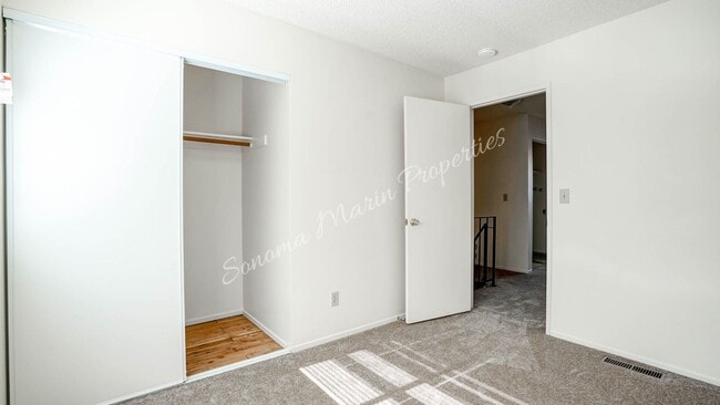 Building Photo - Lovely 3 Bedroom Townhouse ~ Water Included