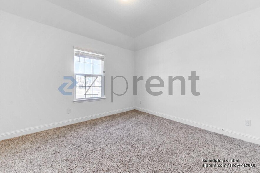 Building Photo - Unit