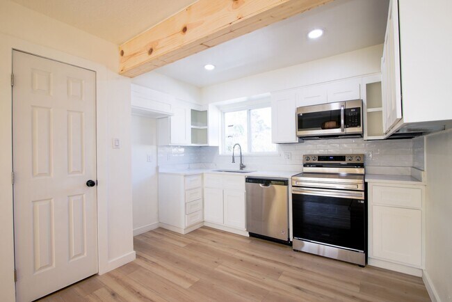 Building Photo - Beautiful 2-bedroom, 1-bathroom townhouse located in the vibrant city of El Paso