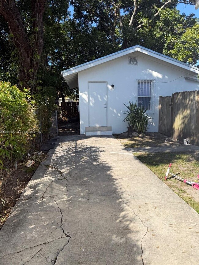 Building Photo - 1225 NW 45th St