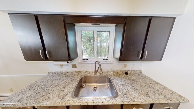 Building Photo - Excellent Location! Canfield, 2 Bedroom Re...