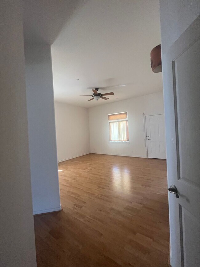 Building Photo - 3 bedroom 2.5 bath in the Mariana Ranchos !!