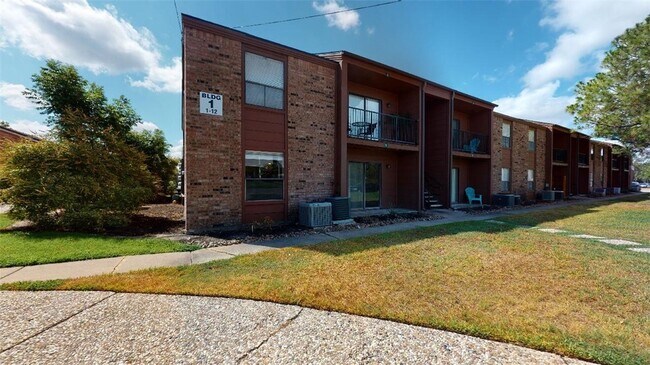 Building Photo - 904 University Oaks Blvd