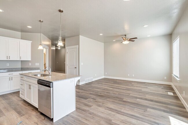 Building Photo - Dog Friendly Exchange Townhome