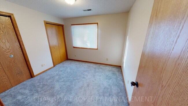 Building Photo - 3 BEDROOM, 2 BATH WALK IN TOWNHOME, ATTACH...