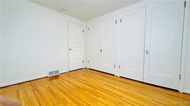 Building Photo - 954 Brighton Rd