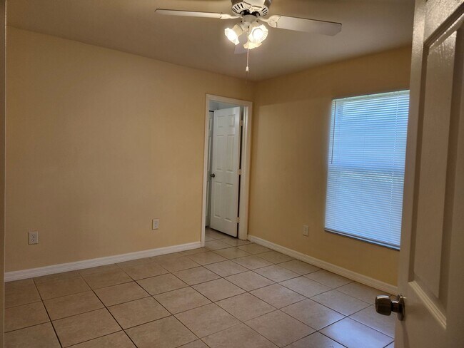 Building Photo - Exceptional 3 bed 2 bath 1 car garage dupl...