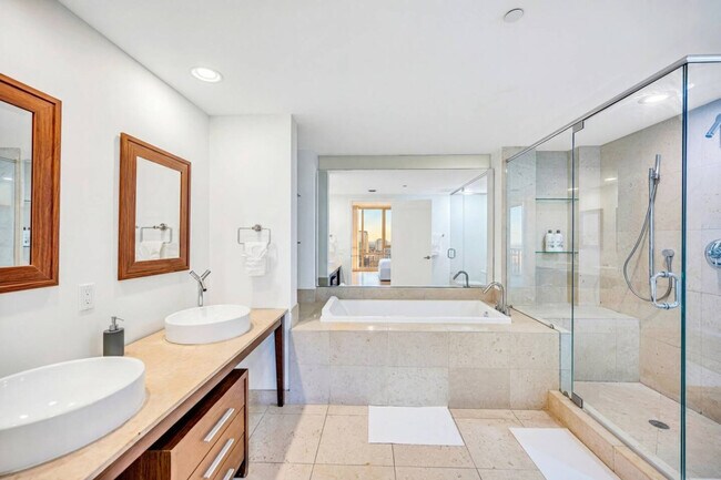 Building Photo - 485 Brickell Ave