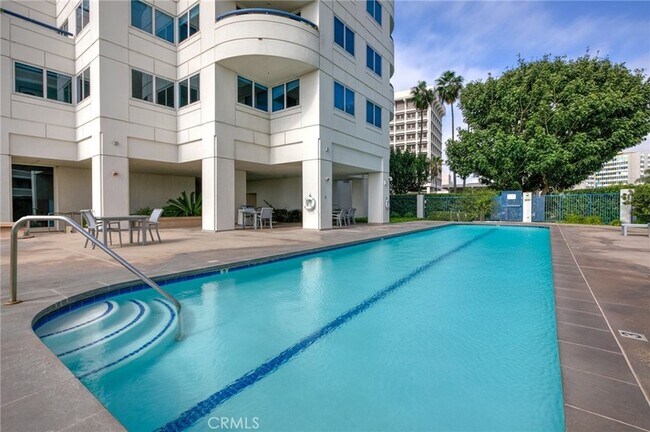 Building Photo - 525 E Seaside Way
