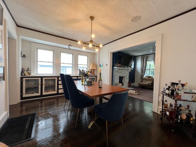 Building Photo - {4331} Updated West Plaza Bungalow + Moder...