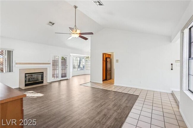 Building Photo - SPACIOUS 3BEDROOM SINGLE STORY TOWNHOME IN...