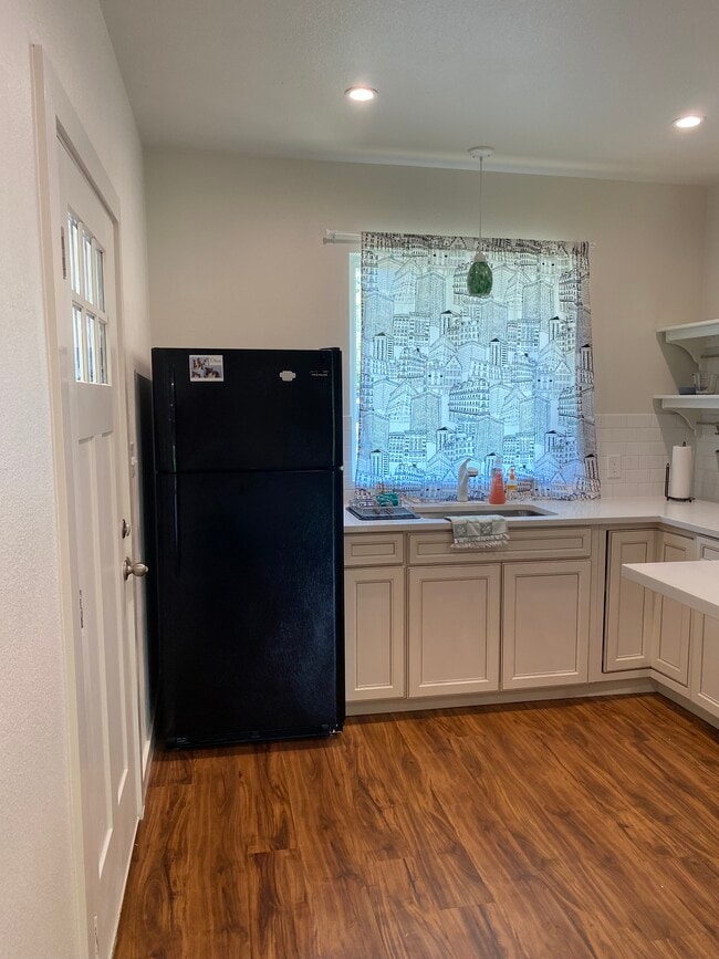 Building Photo - 6700 Columbia Dr